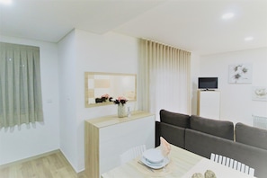 Deluxe studio | Woonruimte | Televisie