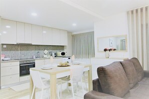 Deluxe Studio | Private kitchen | Fridge, oven, coffee/tea maker, cookware/dishes/utensils - Imperial Apartment (Braga)