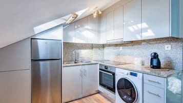 Exclusive-Apartment, 2 Schlafzimmer | Eigene Küche | Kühlschrank, Ofen, Wasserkocher mit Kaffee-/Teezubehör