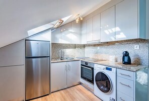 Refrigerador, horno, cafetera/tetera, utensilios de cocina