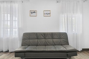 华丽开间 | 起居区 | 50-英寸智能电视 （配备有线频道）、电视