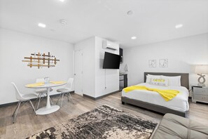 Deluxe-Studio | Essbereich im Zimmer