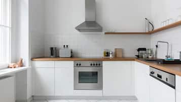 Apartamento | Cozinha privada | Geladeira, micro-ondas, fogão, cooktop