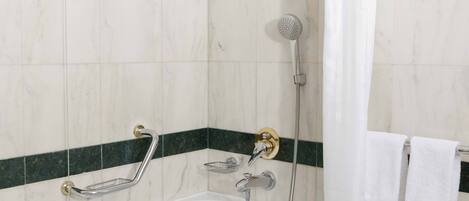 Un baño con bañera, ducha y lavamanos.