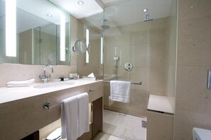 Kostenlose Toilettenartikel, Haartrockner, Bademäntel, Hausschuhe