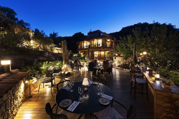 2 restaurants, breakfast, lunch, dinner served; Italian cuisine
