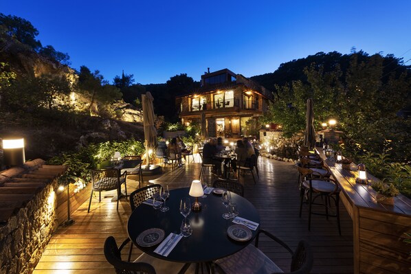 2 restaurants, breakfast, lunch, dinner served; Italian cuisine 