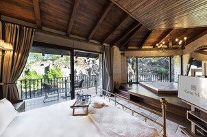 Frette Italian sheets, premium bedding, down duvets, Tempur-Pedic beds