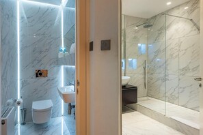 Casa (5 Bedrooms) | Baño | Regadera, toallas, shampoo 