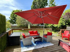 Terrace/patio - Impeccable Cleanliness Family & Pet Friendly Large Deck House Near YYJ & Ferry (Sidney)