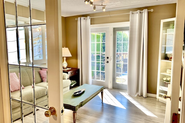 Smart TV, caminetto, biblioteca musicale