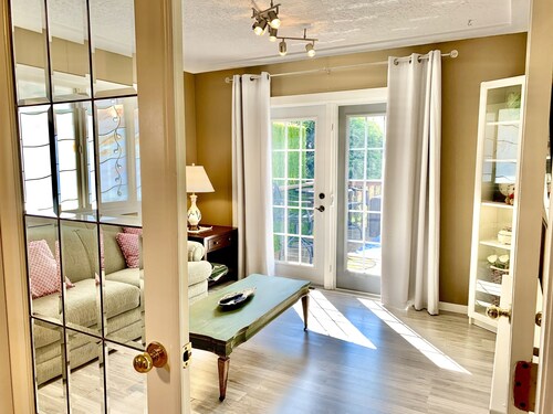 Impeccable Cleanliness Family & Pet Friendly Large Deck  House Near YYJ & Ferry