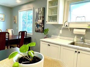 Fridge, microwave, oven, stovetop - Impeccable Cleanliness Family & Pet Friendly Large Deck House Near YYJ & Ferry (Sidney)