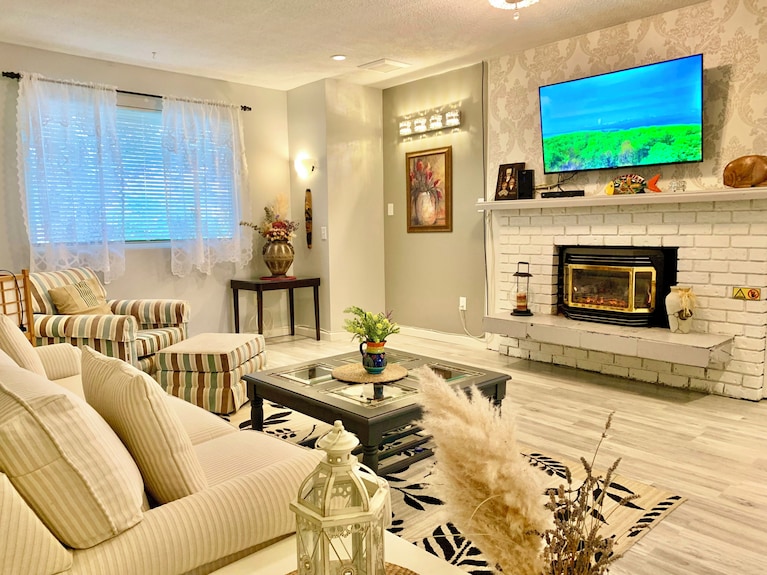 Impeccable Cleanliness Family & Pet Friendly Large Deck House Near Yyj & Ferry - Sidney