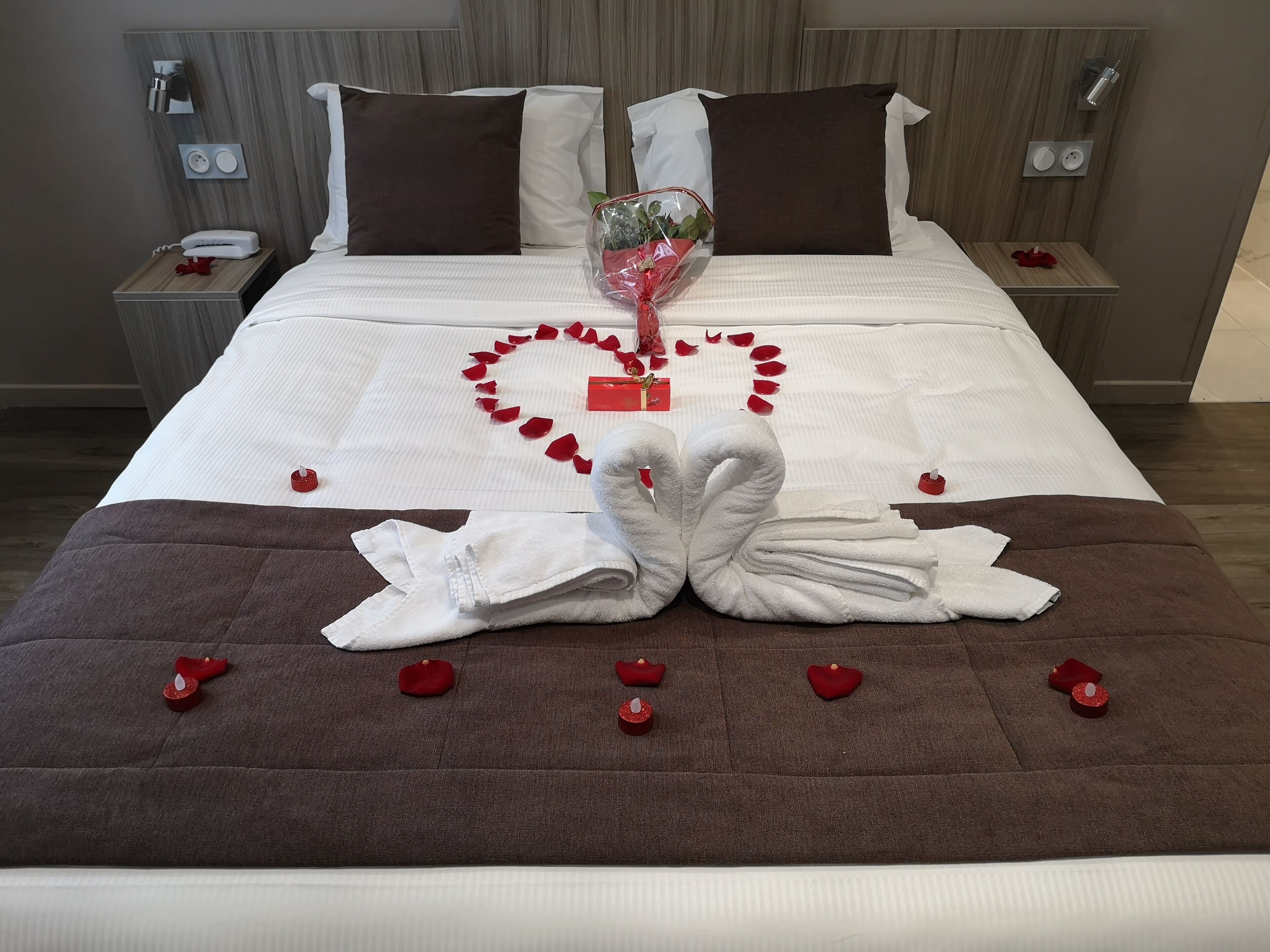 Desk, laptop workspace, soundproofing, free WiFi