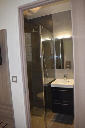 Standard-Dreibettzimmer, Nichtraucher, Blick auf den Innenhof | Badezimmer | Handtücher