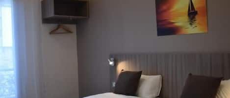 Escritorio y espacio para trabajar con un portátil