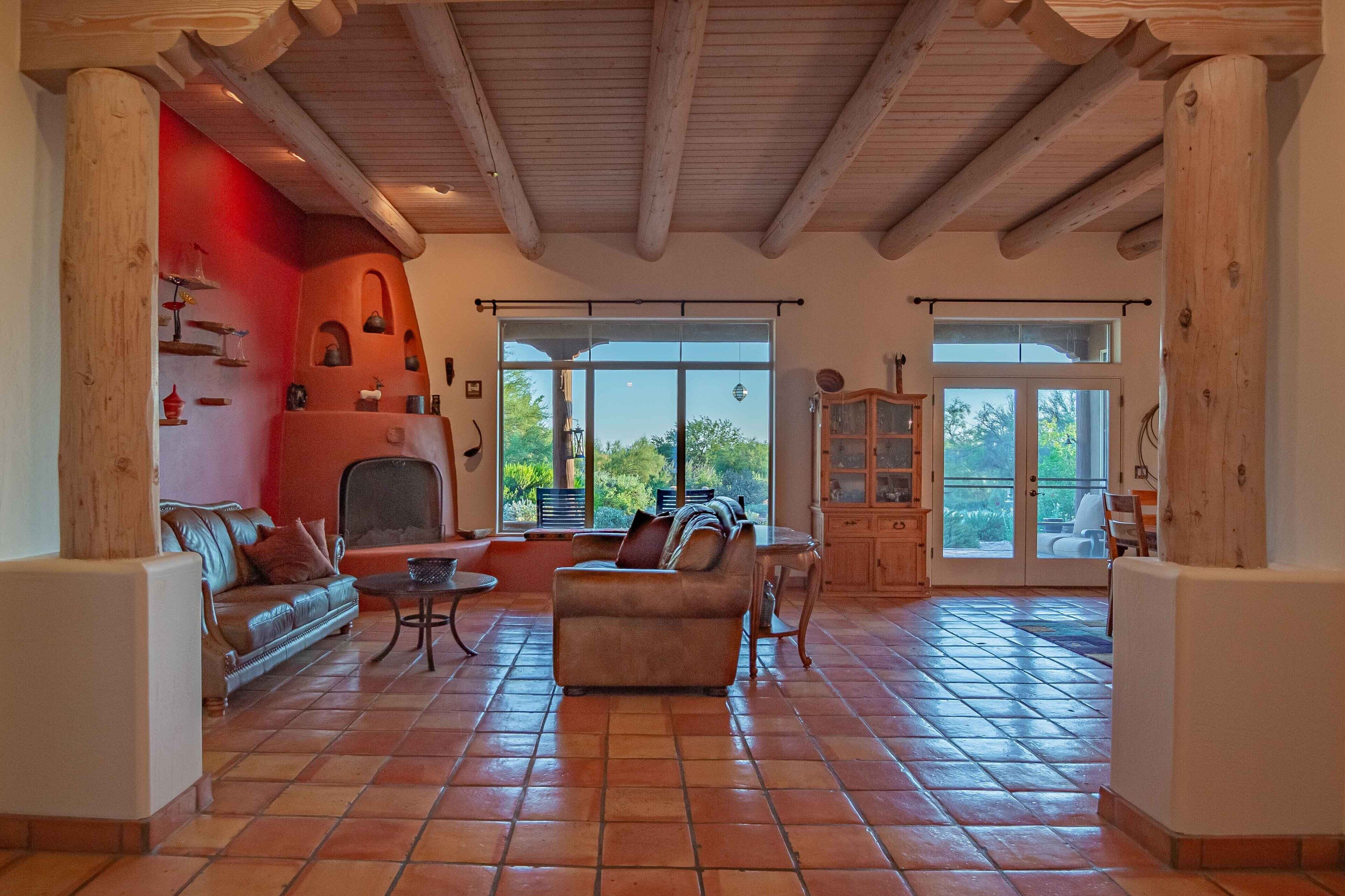 TV connectée, cheminée, livres