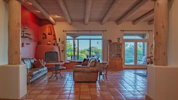 Smart TV, chimenea y libros