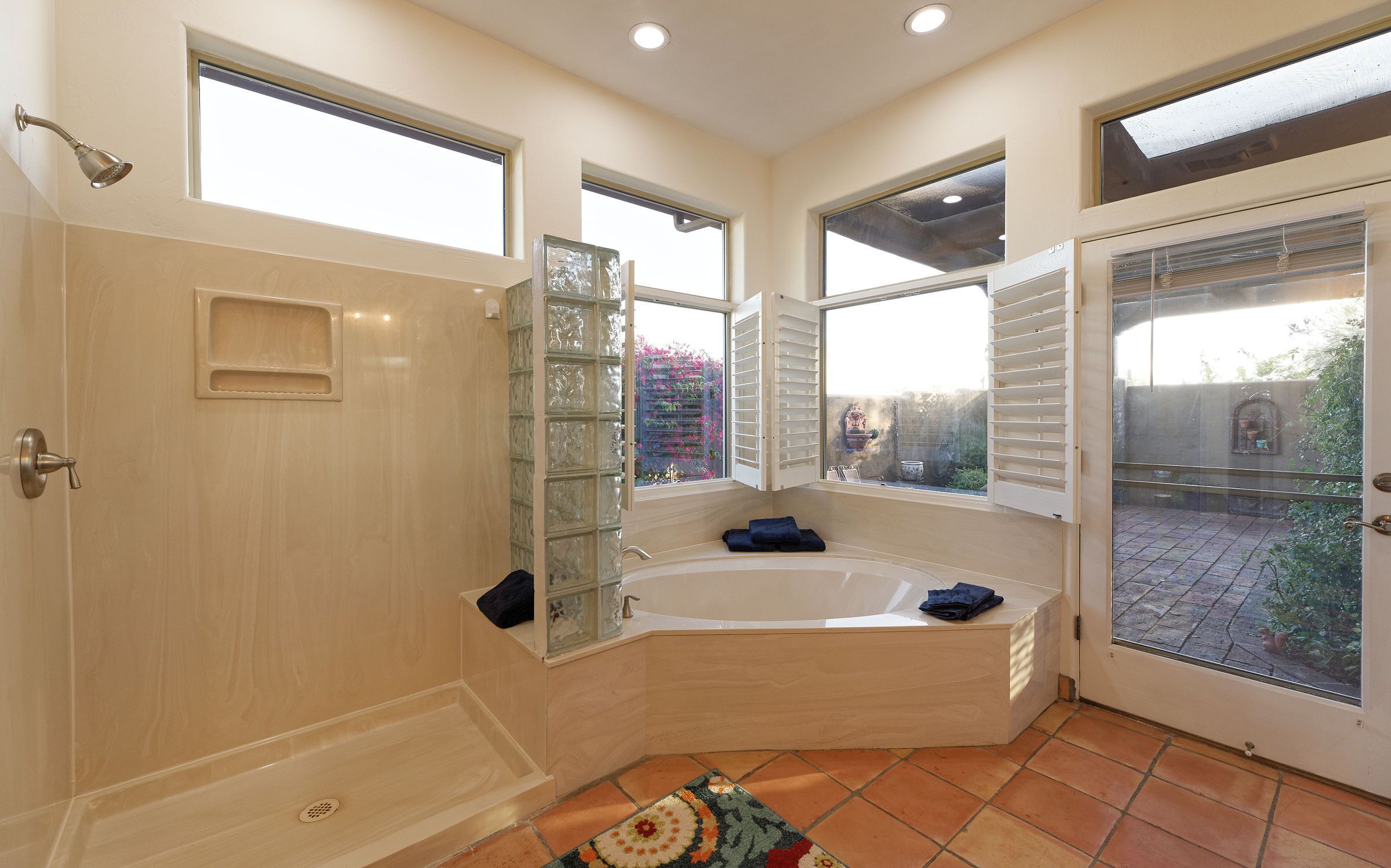 Combined shower/bathtub, jetted bath, hair dryer, towels