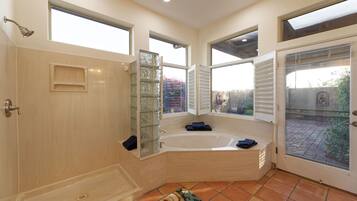 Combined shower/bathtub, jetted bath, hair dryer, towels
