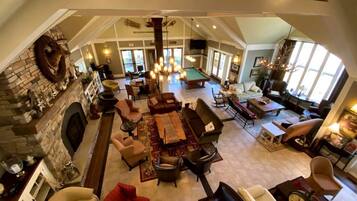 Télévision, cheminée, livres