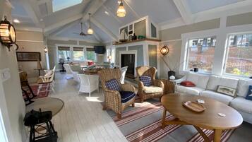 Télévision, cheminée, livres