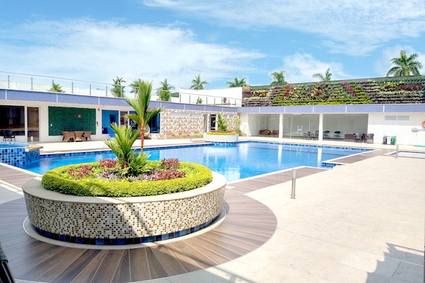 2 piscinas al aire libre
