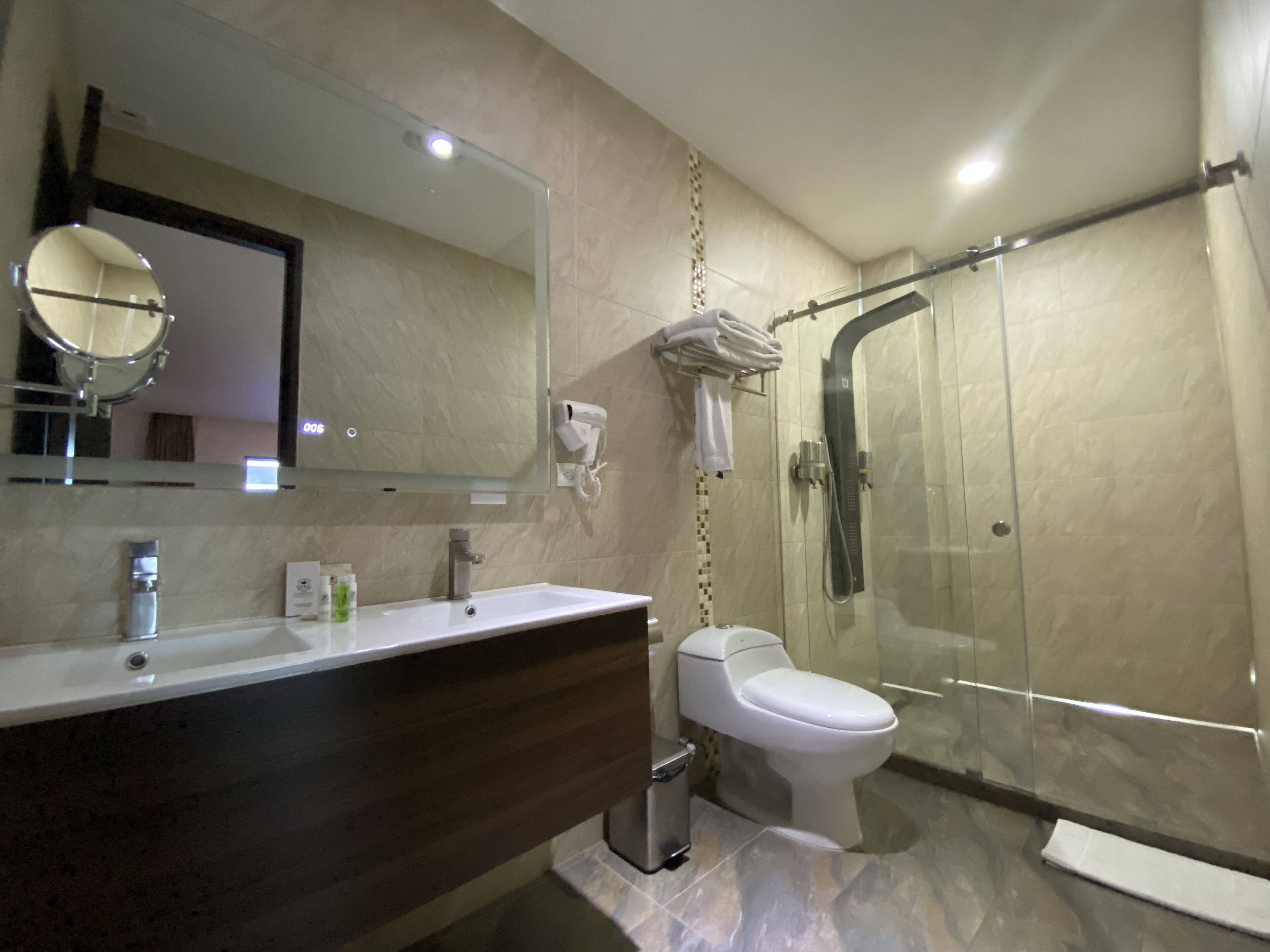 premier twin room | bathroom | shower, hydromassage showerhead, hair dryer, towels