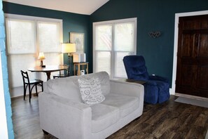 TV - Cute & Cozy 3 Bedroom Family Beach Home w/everything you need! Only 2 blocks to Beach! (Isle Of Palms)