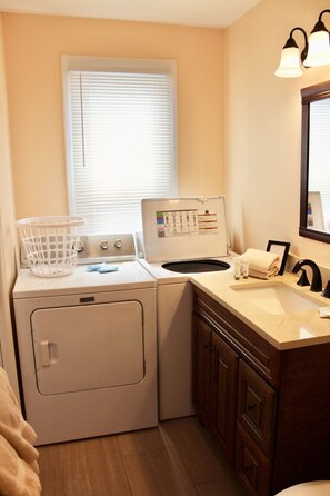 Suihkun ja ammeen yhdistelmä, hiustenkuivaaja, pyyhkeet