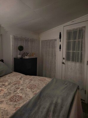 2 عدّة غرف نوم ومكواة/لوح كي وواي فاي مجانًا وملاءات أسرّة