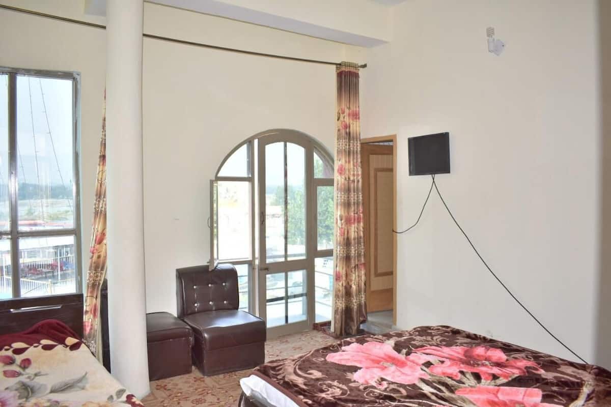 Iron/ironing board, free WiFi, bed sheets