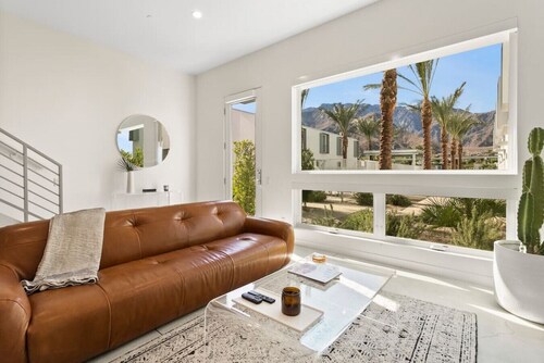 Sleek 2-story Townhouse w/ Sweeping Mountain Views