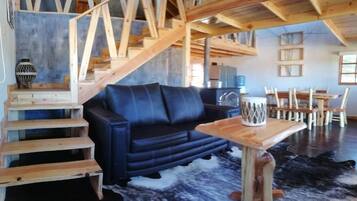 Grand Cabin | Living area