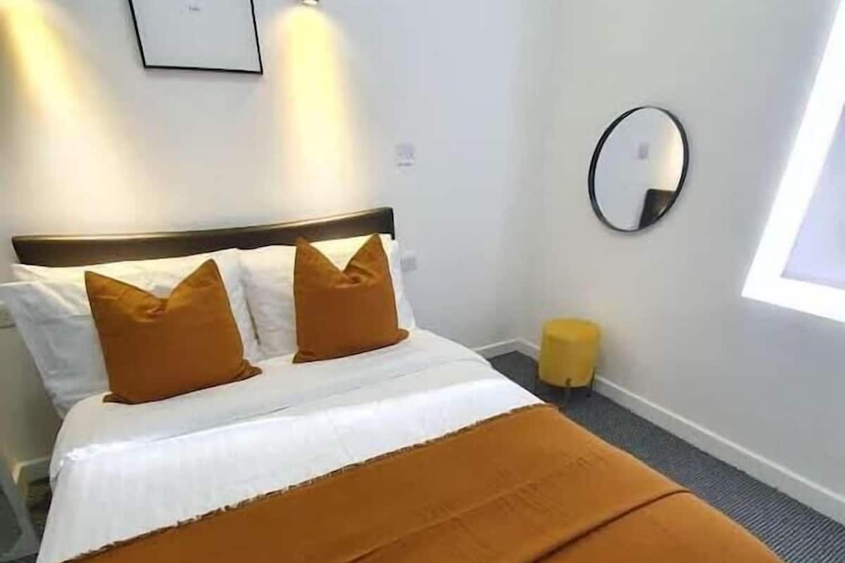 Hypo-allergenic bedding, free WiFi, bed sheets