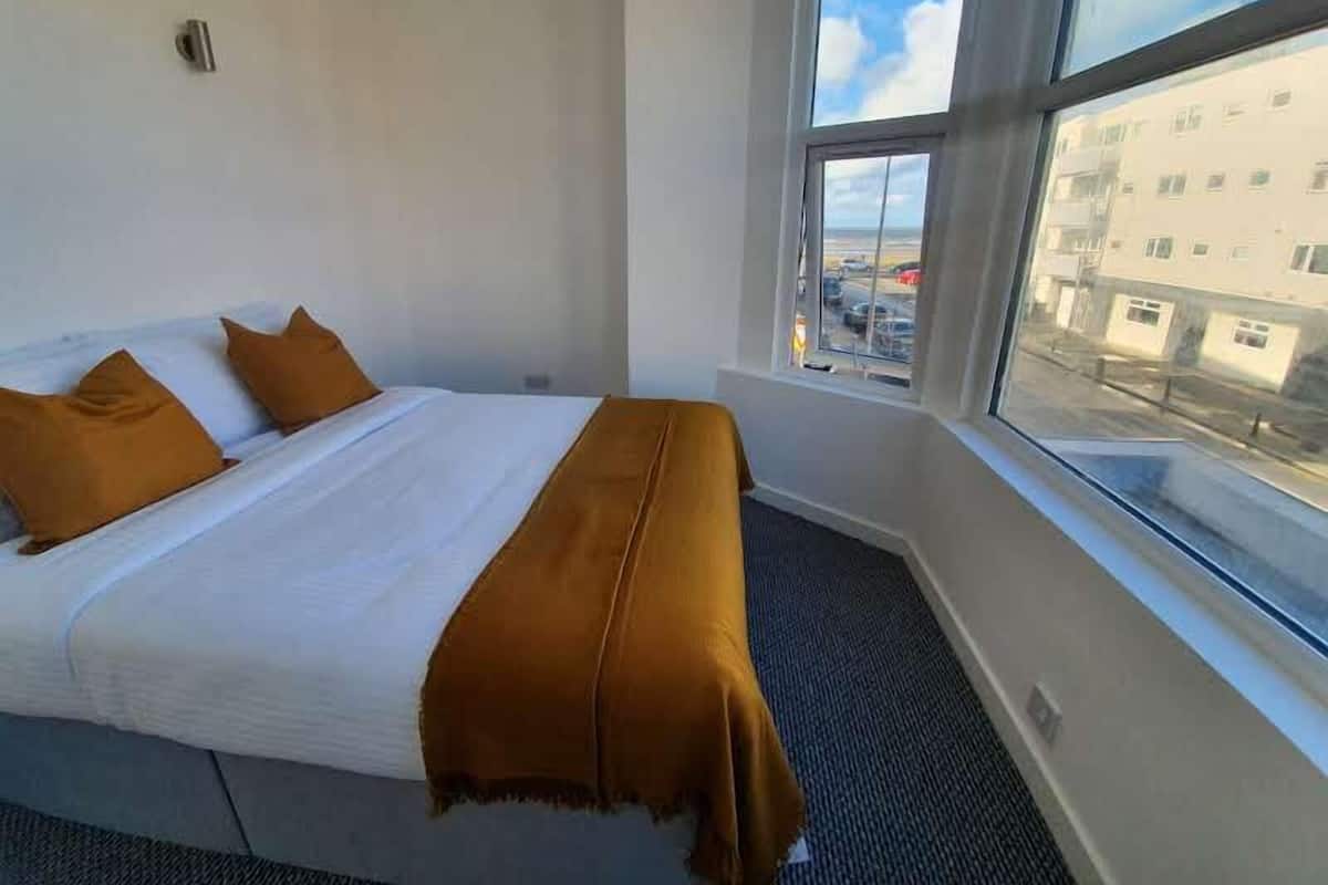 Hypo-allergenic bedding, free WiFi, bed sheets