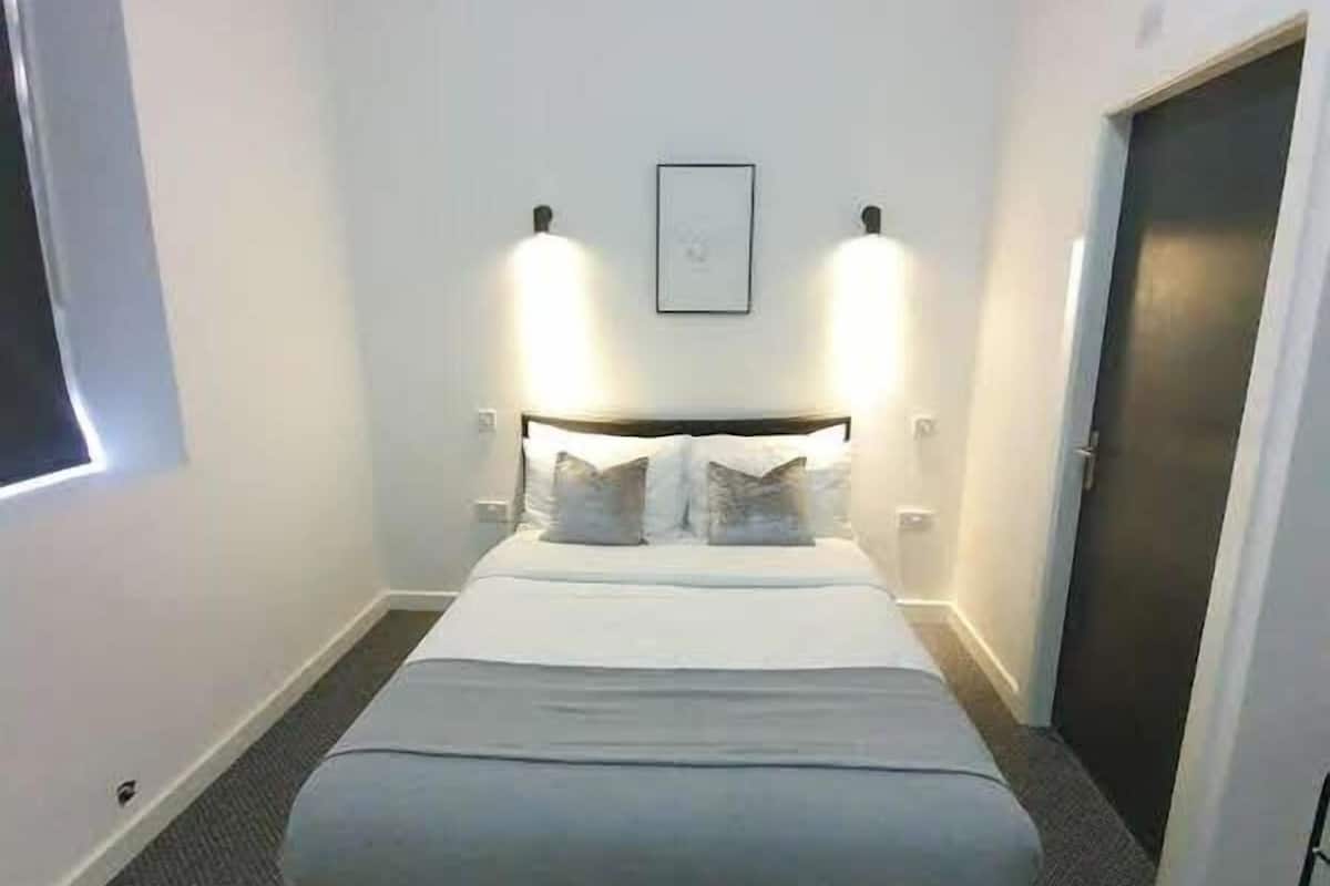 Hypo-allergenic bedding, free WiFi, bed sheets