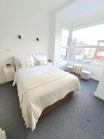 Hypo-allergenic bedding, free WiFi, bed sheets