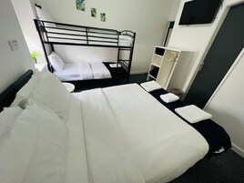 Habitación cuádruple familiar, varias camas | Ropa de cama hipoalergénica, wifi gratis, ropa de cama