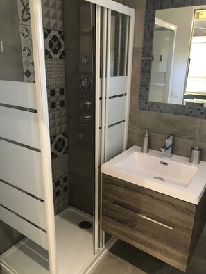 Shower, hair dryer, towels, soap - Martigues charming fully-equipped studio (Martigues)