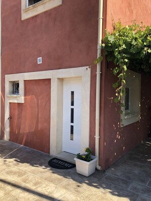 تفاصيل الفندق من الخارج