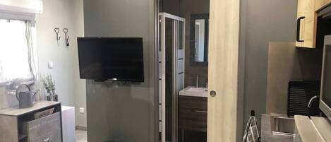 Kylskåp, mikrovågsugn, ugn och spishäll