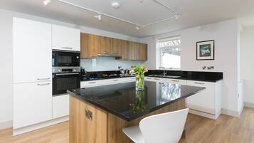 Kjøleskap, mikrobølgeovn, ovn og kokeplater