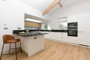 冷蔵庫、電子レンジ、オーブン、コンロ