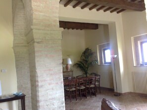 تلفزيون بشاشة مسطحة