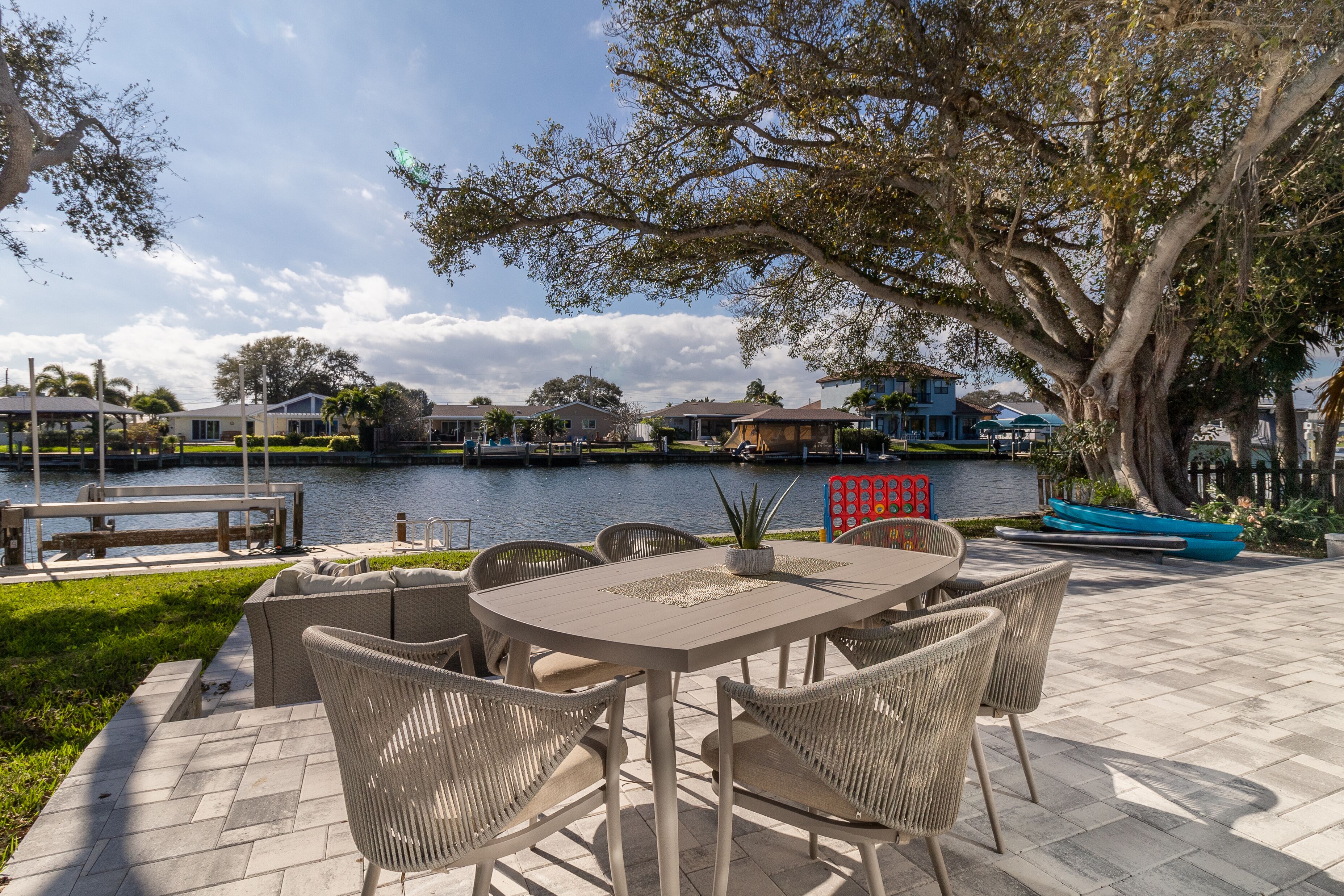 Water Front, 4 Blocks From The Ocean. Come by Boat, we have a Boat lift !!