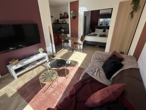 1 slaapkamer, een strijkplank/strijkijzer, gratis wifi, beddengoed