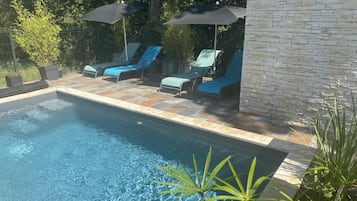 Een buitenzwembad en een verwarmd zwembad