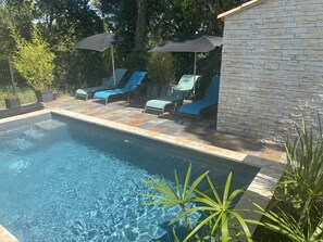 Een buitenzwembad en een verwarmd zwembad